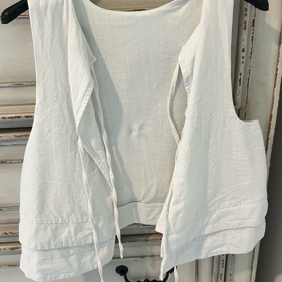Elegant White Sleeveless Top - Picture 2 of 4